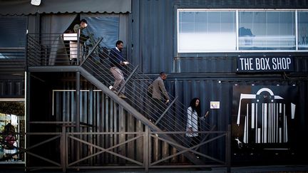 une chaîne de solidarité a pu ainsi être créée entre petites entreprises. Chaque idée est soumise à l’approbation de Box Shop avant d’être développée. (Gulshan Khan / AFP)