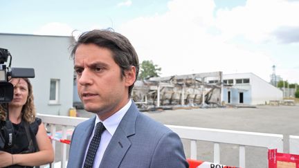 Gabriel Attal, le 21 juillet 2023, à La Verrière, dans les Yvelines. (ALAIN JOCARD / AFP)