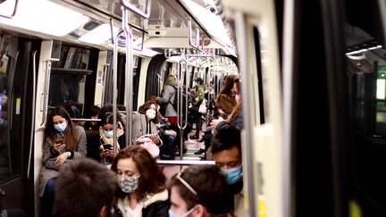 Le port du masque est obligatoire dans le métro à Paris.&nbsp; (AURÉLIEN ACCART / FRANCE-INFO)