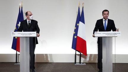 Le Premier ministre, Jean Castex (gauche), et&nbsp;le ministre de la Santé, Olivier Véran, lors d'une conférence de presse, à Paris, le 3 décembre 2020, sur&nbsp;la stratégie vaccinale face à la pandémie de Covid-19. (BENOIT TESSIER / AFP)