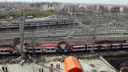 Les wagons eventrés par les explosions en gare d'Atocha, le 11 mars 2004.&nbsp; (CHRISTOPHE SIMON / AFP)