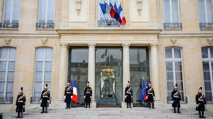  La garde republicaine sur les marches de l'Elysée, le 3 janvier 2014.&nbsp; (MAXPPP)