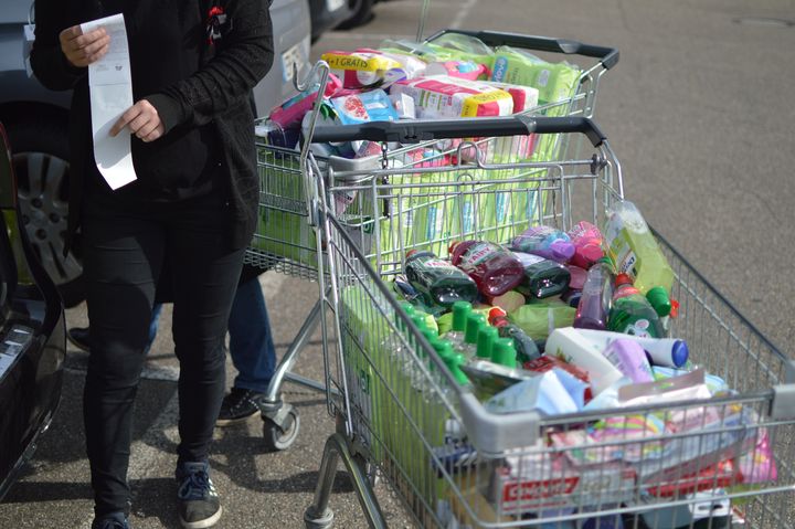 Les clients français partis faire leurs courses à Kehl, de l'autre côté de la frontière en Allemagne, chargent les caddies au cas où il y aurait une deuxième vague de Covid-19. (VICTOR VASSEUR / RADIOFRANCE)