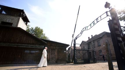 &nbsp; (C'est seul et en silence que le pape a passé le portail du camp d'extermination © REUTERS)