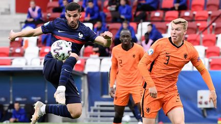 Le Lyonnais Houssem Aouar arme une reprise de volée contre les Pays-Bas, le 31 mai 2021. (ATTILA KISBENEDEK / AFP)