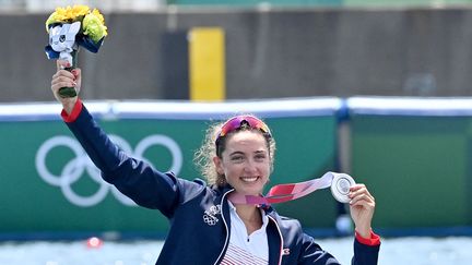 Claire Bové célèbre sa médaille d'argent en aviron, dans l'épreuve du deux de couple poids léger, le 29 juillet 2021 lors des Jeux olympiques de Tokyo. (GUO CHEN / XINHUA / AFP)