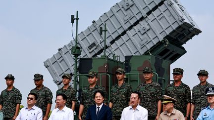 Le président taïwanais Lai Ching-te sur une base navale de Taoyuan, à Taïwan, le 18 octobre 2024. (DANIEL CENG / ANADOLU)