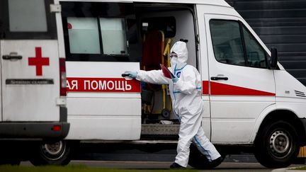 Une ambulance transportant un cas suspect de coronavirus arrive à l'hôpital Kommunarka, à Moscou (Russie), le 3 mai 2020. (SEFA KARACAN / ANADOLU AGENCY / AFP)