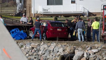 La voiture conduite par une Am&eacute;ricaine de 25 ans, &agrave; bord e laquelle a surv&eacute;cu une fillette de 18 mois, est tomb&eacute;e d'un pont, samedi 7 mars 2015 &agrave; Spanish Fork (Utah, Etats-unis). (SAMMY JO HESTER / AP / SIPA)