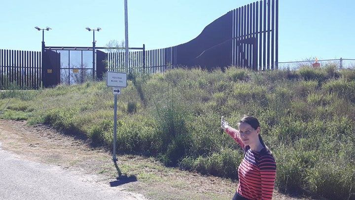 Emma Hilbert, avocate pour le South Texas Human Rights Center à Hidalgo, accompagne les sans-papiers mexicains et latino-américains qui continuent de traverser la frontière malgré&nbsp;la barrière. (MATHILDE LEMAIRE / RADIO FRANCE)