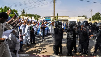 Des manifestants font face à&nbsp;la police anti-émeute lors d'une manifestation, le 10 novembre 2017 à Nouakchott, contre la condamnation d'un blogueur (STR / AFP)