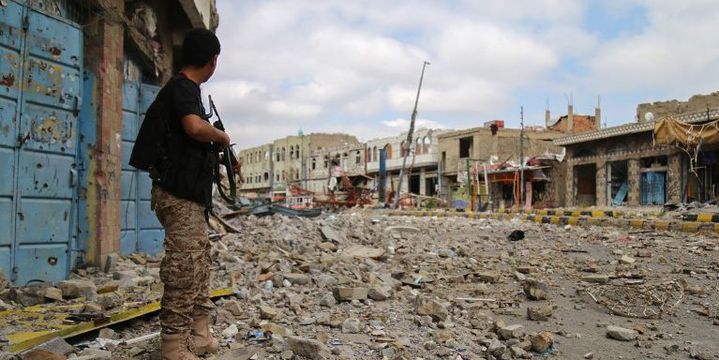 Décembre 2015, Un milicien pro-régime dans une rue de la 3e ville du Yémen, Taez. (AHMAD AL-BASHA / AFP)