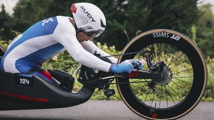 Le paracycliste Loïc Vergnaud lors du contre-la-montre des Jeux Paralympiques de Paris 2024, le 4 septembre 2024 (CURUTCHET VINCENT / AFP)