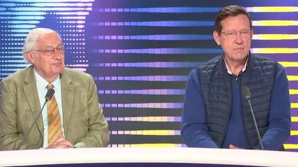 Bertrand Badie (à gauche) et Pierre Servent (à droite) sur le plateau du 8h30 franceinfo le 23 avril 2022. (FRANCEINFO / RADIOFRANCE)