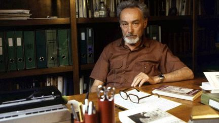 Portrait de Primo Levi à son bureau à Turin (1981)
 (LEEMAGE)