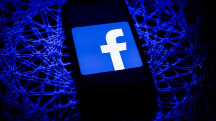 Le logo Facebook sur un téléphone portable, en Pologne, le 8 février 2021. (photo d'illustration) (JAKUB PORZYCKI / NURPHOTO)