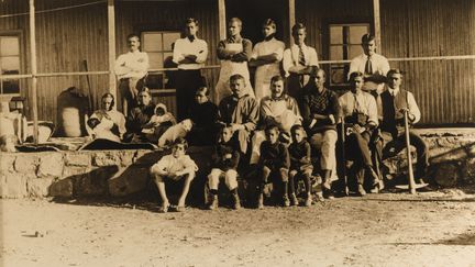 Une des photos destin&eacute;es &agrave; &ecirc;tre vendue aux ench&egrave;res mardi 10 juillet chez Sotheby's, &agrave; Londres. On y voit, au centre,&nbsp;Gandhi et Hermann Kallenbach, en Afrique du Sud, en 1910. (SOTHEBY'S / AFP)