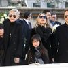 Laeticia Hallyday et ses filles, Jade et Joy,&nbsp;aux côtés de Laura Smet et David Hallyday, aux obsèques de Johnny, à Paris, le 9 décembre 2017. (LUDOVIC MARIN / AFP)