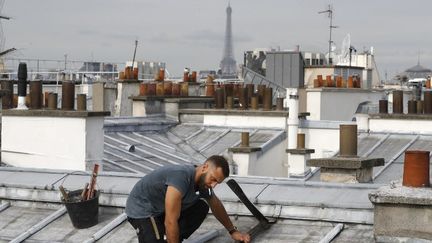 Les couvreurs des toits de Paris rêvent d'une reconnaissance à l'Unesco.
 (PATRICK KOVARIK / AFP)