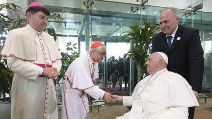 Le pape François ( à droite) lors d'une cérémonie d'adieu à l'aéroport de Changi à Singapour, le 13 septembre 2024. (HANDOUT / VATICAN MEDIA)