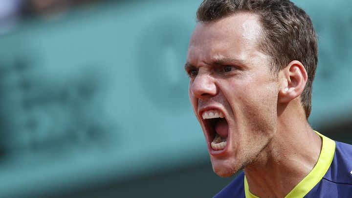 La joie tr&egrave;s d&eacute;monstrative, toutes dents dehors, de Paul-Henri Mathieu apr&egrave;s sa victoire sur l'Am&eacute;ricain John Isner, le 31 mai 2012.&nbsp; (PATRICK KOVARIK / AFP)