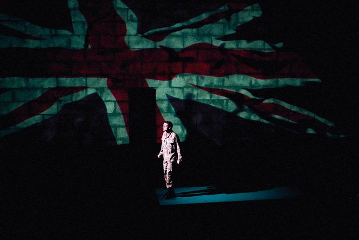 Piotr Kumon en Owen Wingrave sur la scène de l'Amphithéâtre Bastille.
 (Studio j&#039;adore ce que vous faites)