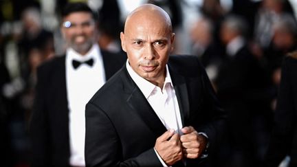 Le facétieux acteur français Eric Judor s'amuse avec les photographes lors de la projection du film "L'été dernier", de Catherine Breillat, lors de la 76e édition du Festival de Cannes à Cannes le 25 mai 2023. (LOIC VENANCE / AFP)