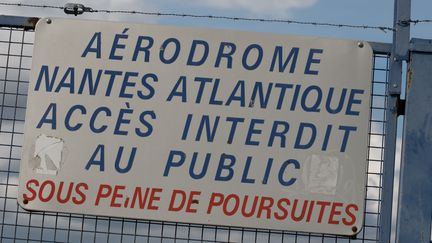 Une pancarte indiquant l'aéroport de Nantes-Atlantique (Loire-Atlantique), le 6 juin 2019.&nbsp; (ESTELLE RUIZ / NURPHOTO / AFP)