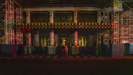 Le Plaza Hotel de la 5e avenue à New York plongé dans l'obscurité après une panne d'électricité, le 13 juillet 2019. (DAVID DEE DELGADO / GETTY IMAGES NORTH AMERICA)