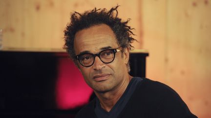 Yannick Noah dans les coulisses d'un spectacle &agrave; La Rochelle (Charente-Maritime), le 10 juillet 2014. (XAVIER LEOTY / AFP)