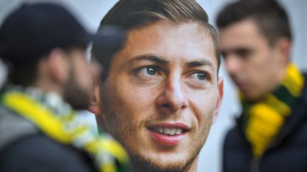 Des supporters du FC Nantes devant un portrait d'Emiliano Sala à&nbsp;La Chapelle-sur-Erdre (Loire-Atlantique), le 24 janvier 2019.&nbsp; (LOIC VENANCE / AFP)