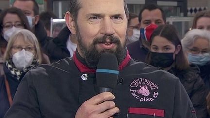 Samuel Aubry est invité sur le plateau du 13 Heures de France 2, installé à Chaumont&nbsp;(Haute-Marne)&nbsp;mercredi 22 décembre.&nbsp;Il raconte son nouveau quotidien après être devenu éleveur de porcs et avoir repris l’exploitation familiale. (FRANCE 2)