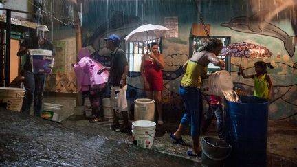 A La Bombilla, au Venezuela, des habitants tentent de récupérer de l'eau de pluie alors que le pays est en proie à une grave sécheresse, le 22&nbsp;avril 2016.&nbsp; (MIGUEL GUTIERREZ/SIPA / EFE / SIPA)