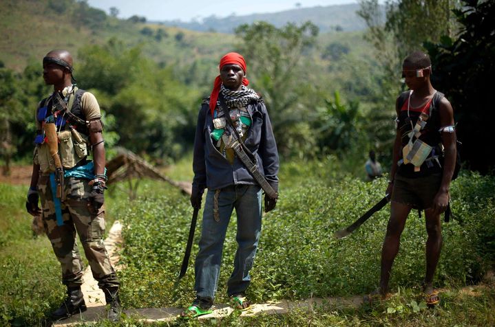 Des chr&eacute;tiens anti-balakas en Centrafrique, le 15 d&eacute;cembre 2013. (JEROME DELAY / AP / SIPA)