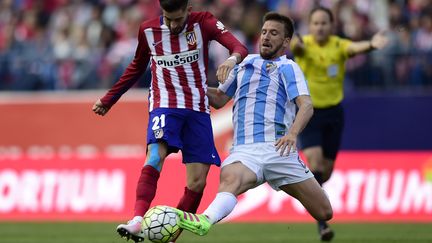 Yannick Ferreira (Atletico Madrid) au duel avec Raul Albentosa (Malaga) (JAVIER SORIANO / AFP)