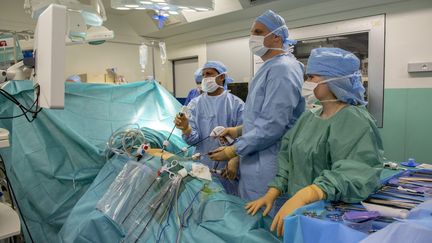 Opération de greffe d'un rein à l'hôpital de la Timone à Marseille (Bouches-du-Rhône). (SPEICH FREDERIC / MAXPPP)