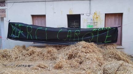 La députée de l'Oise Carole Bureau-Bonnard a posté sur Facebook, le 29 juillet 2019, une photo de sa permaence vandalisée à Noyon. (CAROLE BUREAU-BONNARD / FACEBOOK)