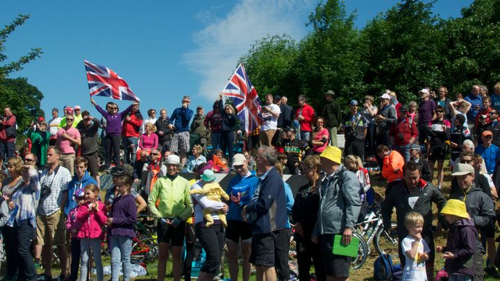 &nbsp; (Le public anglais a été au rendez-vous avec une foule dense sur le bord des routes © RF/BS)