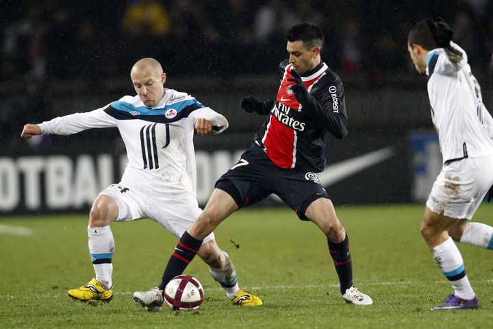 Le joueur du PSG Javier Pastore se fraie un passage au coeur de la d&eacute;fense lilloise lors du match PSG-Lille du 18 d&eacute;cembre 2011.  (GONZALO FUENTES / REUTERS)