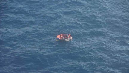 Capture d'écran d'une photographie réalisée par la marine nationale à proximité du naufrage du "Bourbon Rhode", le 30 septembre 2019. (AFP)