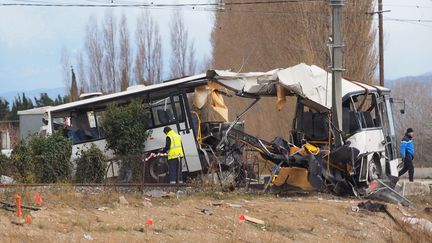 La carcasse du car scolaire percuté par un TER à Millas (Pyrénées-Orientales), le 15 décembre 2017, au lendemain de l'accident. (RAYMOND ROIG / AFP)