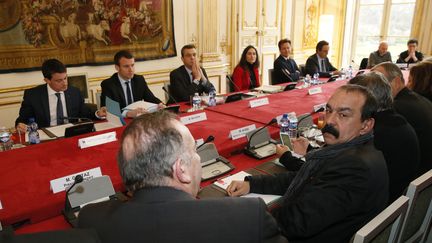 Le Premier ministre, Manuel Valls, reçoit les partenaires sociaux, le 14 mars 2016 à Matignon. (PATRICK KOVARIK / AFP)