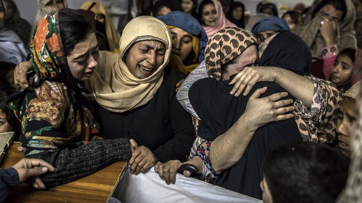 Des proches pleurent la mort d'un &eacute;l&egrave;ve de 15 ans&nbsp;tu&eacute; dans l'attaque de l'&eacute;cole de Peshawar (Pakistan), le 16 d&eacute;cembre 2014. (ZOHRA BENSEMRA / REUTERS)