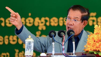 Le Premier ministre cambodgien Hun Sen lors de l'inauguration d'un pont, le 26 octobre 2020 à Phnom Penh. (TANG CHHIN SOTHY / AFP)