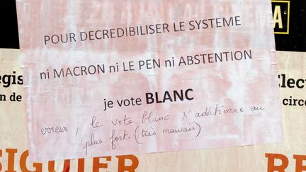 Un affichage libre à Montpellier (Hérault) incite à voter blanc, le 24 avril 2022. (JEAN-MARC LALLEMAND / MAXPPP)