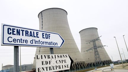 Les deux réacteurs de la centrale nucléaire de Nogent-sur-Seine (Aube), le 22 février 2006. (ALAIN JULIEN / AFP)