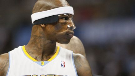 Al Harrington des Denver Nuggets porte un masque pour prot&eacute;ger son nez cass&eacute; lors d'un match de NBA face aux Lakers de Los Angeles &agrave; Denver (Colorado), le 6 mai 2012. (RICK WILKING / REUTERS)