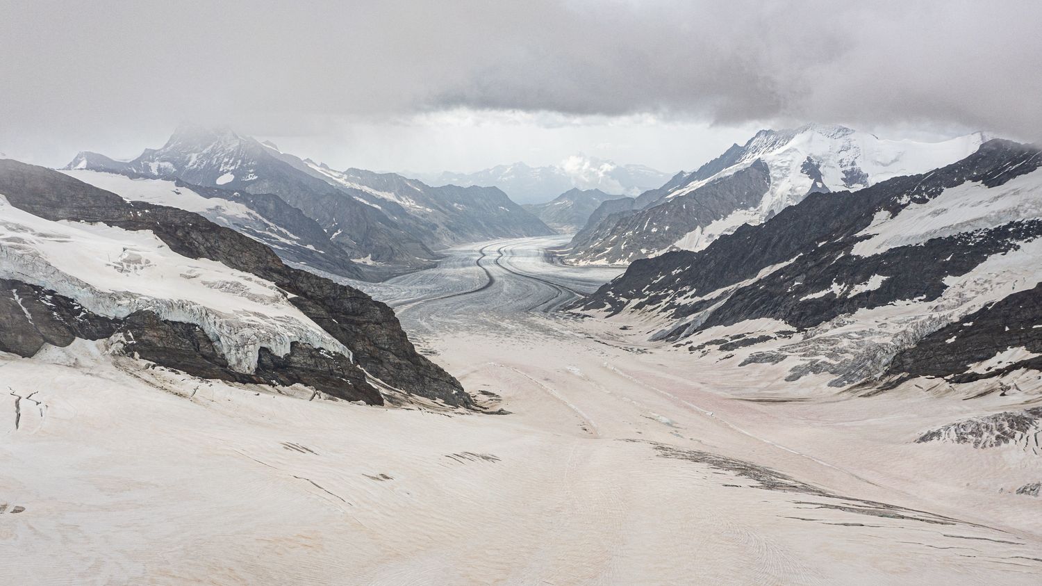 Das Wrack eines 1968 abgestürzten Flugzeugs wurde schließlich auf einem Gletscher gefunden