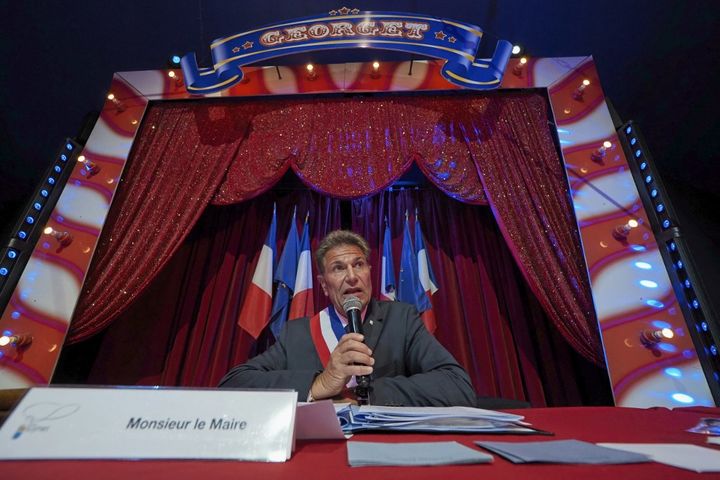 Le maire de Luynes (Indre-et-Loire),&nbsp;Bertrand Ritouret, lors de sa réelection sous un chapiteau de cirque, le 26 mai 2020. (GUILLAUME SOUVANT / AFP)