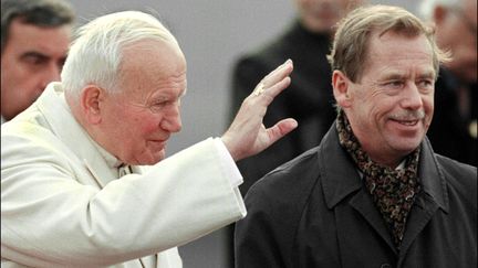 Le pr&eacute;sident Vaclav Havel accueille Jean-Paul II &agrave; l'a&eacute;roport de Prague, le 25 avril 1997, &agrave; l'occasion d'une visite papale de trois jours en R&eacute;publique tch&egrave;que. (GERARD JULIEN / AFP PHOTO)